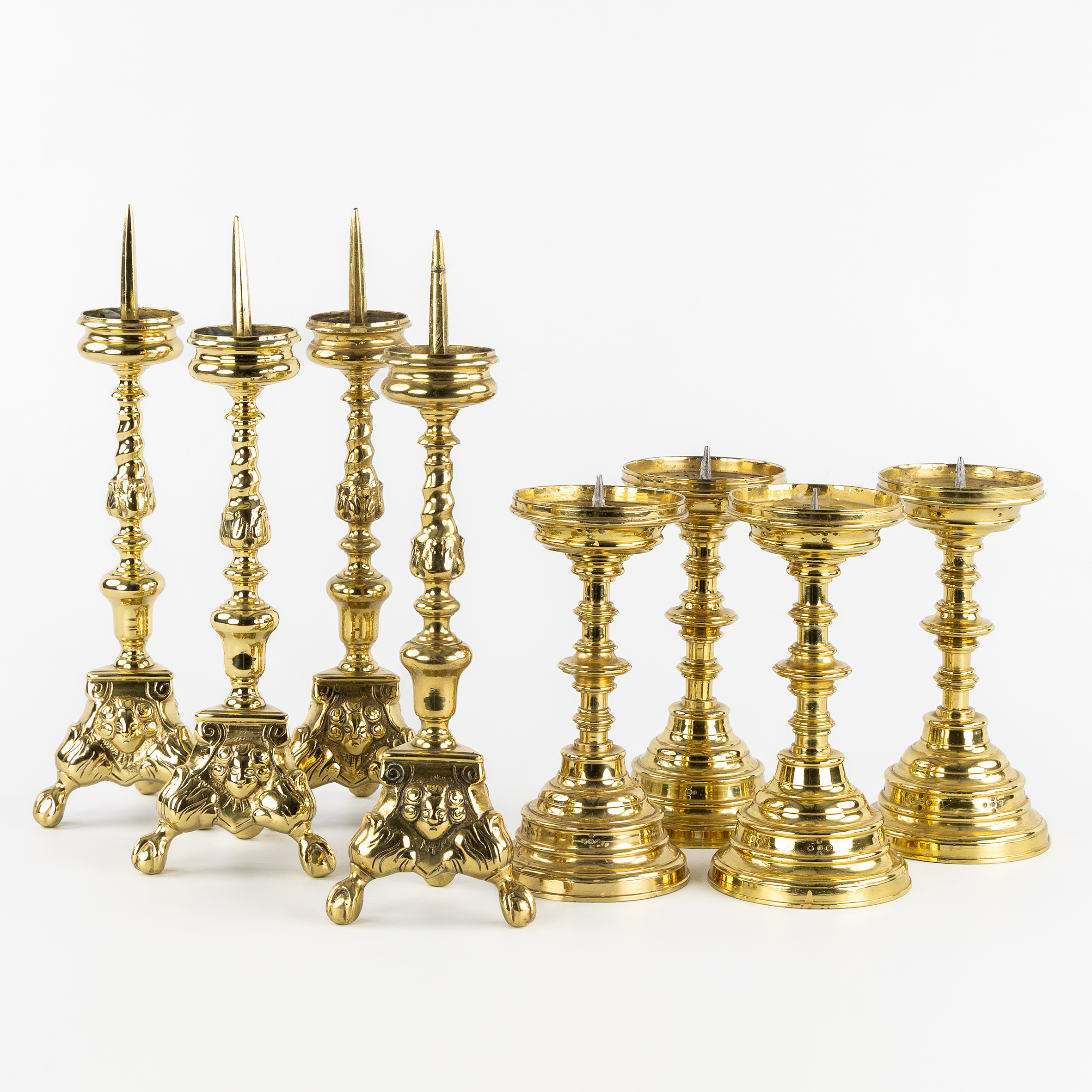 Twee sets van vier kerkkandelaars, brons, Renaissance en Barokke stijl, 19de/20ste eeuw. (L:10.5 x W:9 x H:34 cm)